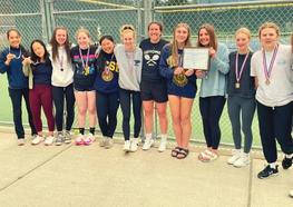 Sehome tennis team poses for photo outside courts